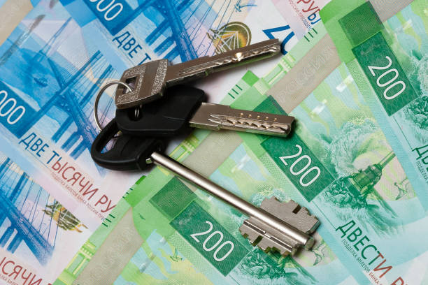 istock Keys are on bills with face value of 200 and 2000 rubles 1144318543