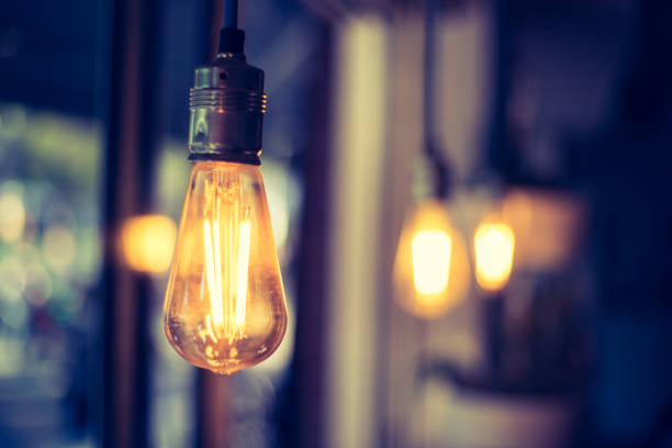 레스토랑에서 번개: 매달려, 오렌지 전구의 클로즈업 - light bulb electricity inspiration orange 뉴스 사진 이미지