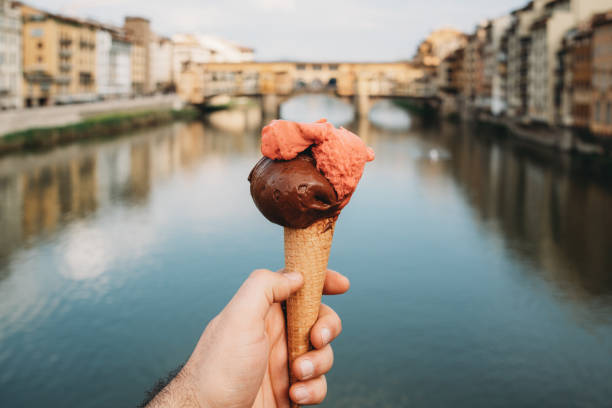 comer un helado en florencia, italia - florence italy italy bridge international landmark fotografías e imágenes de stock