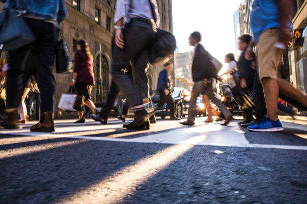 crosswalk, povos que cruzam-se na baixa - new york city usa traffic street - fotografias e filmes do acervo