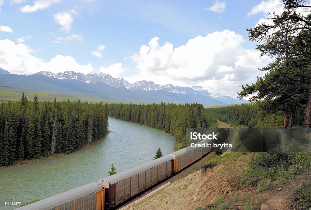 Tren de carga en las Montañas Rocosas - Foto de stock de Montaña libre de derechos