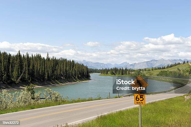 Río Bow Foto de stock y más banco de imágenes de Señal de límite de velocidad - Señal de límite de velocidad, Alberta, Canadá