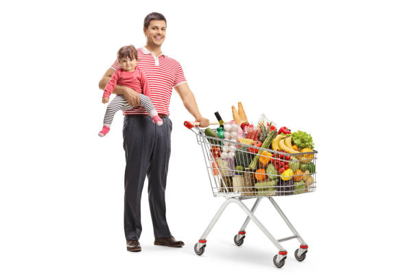 padre in possesso di un bambino e di un carrello della spesa con prodotti alimentari - men banana holding cut out foto e immagini stock
