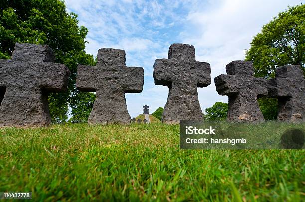 Cimitero Di Guerra Tedesco In Normandia Francia - Fotografie stock e altre immagini di A forma di croce - A forma di croce, Albero, Cimitero