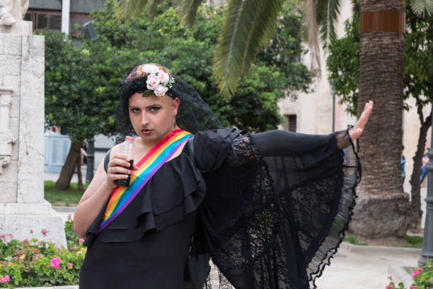 バレンシア、スペイン-6 月16日、2018: ゲイプライドデーの写真のためのドレスのポーズを持つ人 - group sex ストックフォトと画像