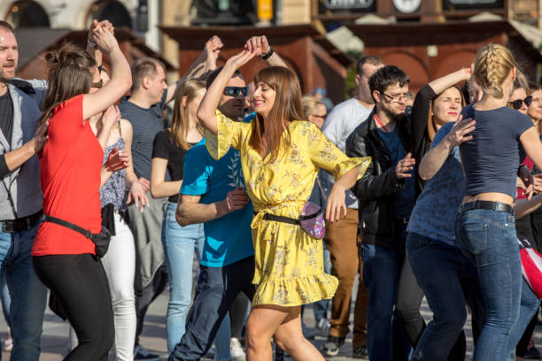 dia internacional da flashmob de rueda de casino. diverso cem pessoas dançam ritmos latino-americanos na praça principal em cracow. polônia - large group of people flash - fotografias e filmes do acervo