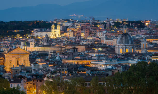 wieczorna panorama z trinità dei monti z tarasu gianicolo w rzymie we włoszech. - janiculum zdjęcia i obrazy z banku zdjęć