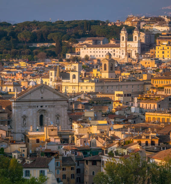 późnym popołudniem panorama z trinità dei monti z tarasu gianicolo w rzymie, włochy. - janiculum zdjęcia i obrazy z banku zdjęć