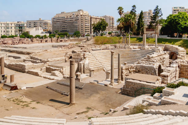 ruines de l’amphithéâtre romain des ii — iv siècles. monument architectural à alexandrie, en egypte. - alexandrie photos et images de collection