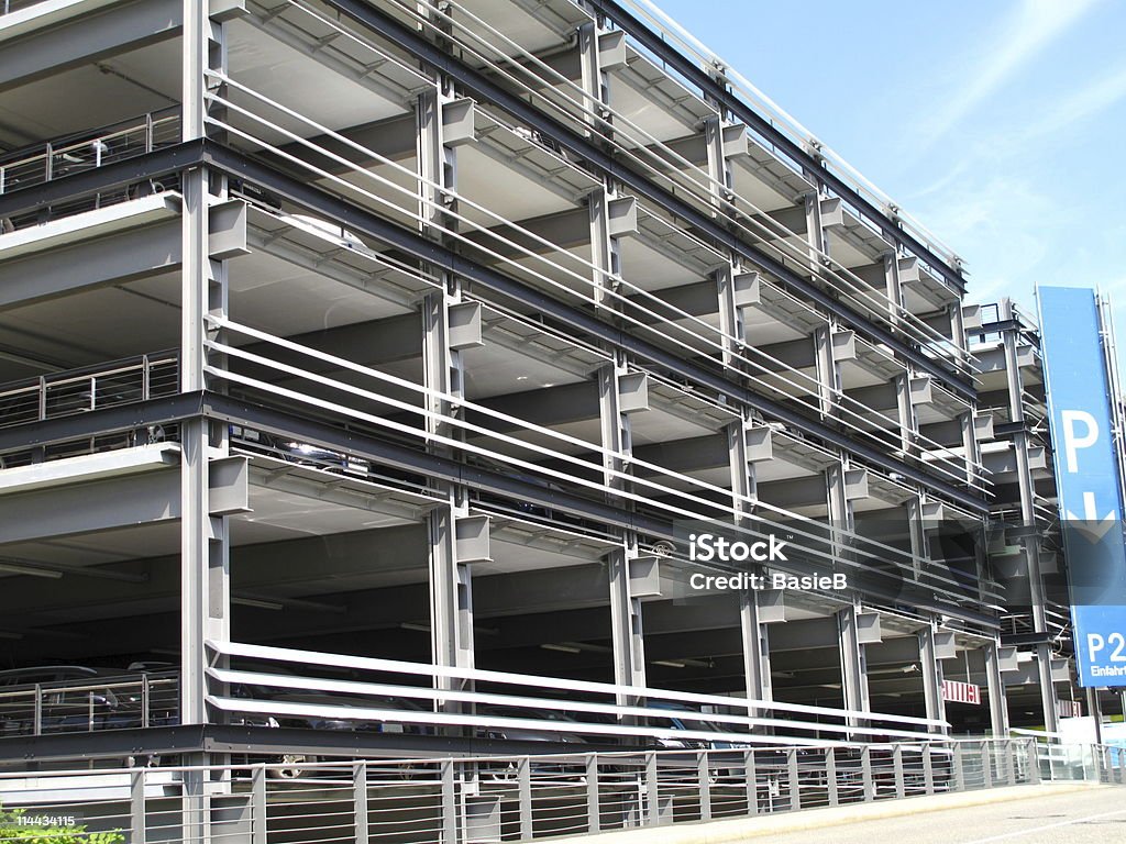 Flughafen-Parkhaus in Stuttgart - Lizenzfrei Architektur Stock-Foto