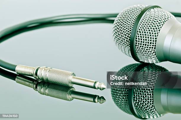 Due Tonalità Microfono - Fotografie stock e altre immagini di Attrezzatura per la musica - Attrezzatura per la musica, Cavo - Componente elettrico, Composizione orizzontale