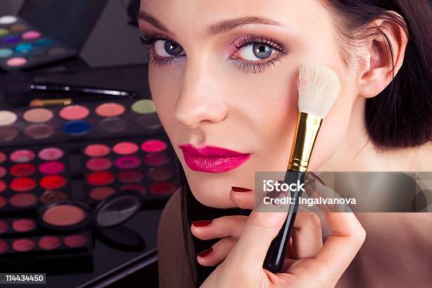 Makeup Artysta Stosowania Shimmer - zdjęcia stockowe i więcej obrazów Cera - Cera, Dorosły, Elegancja