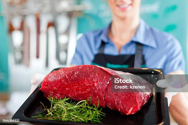 Trabajo En Una Carnicería Foto de stock y más banco de imágenes de Adulto - Adulto, Alimento, Bistec