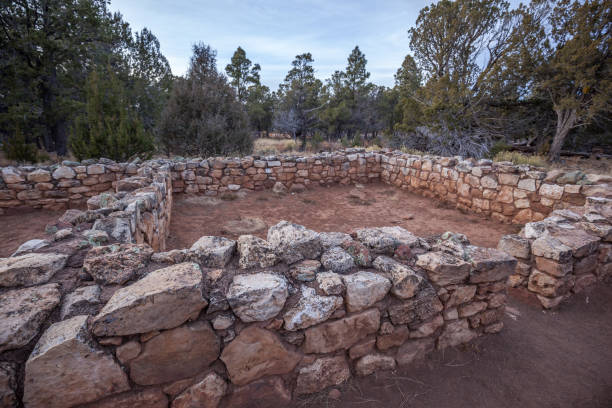 ウォルナットキャニオン国定公園の遺跡、アリゾナ、アメリカ - walnut canyon ruins ストックフォトと画像