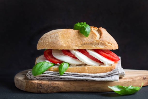 caprese sandwich - mozzarella cheese italy tomato imagens e fotografias de stock
