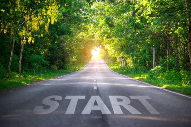 conceptual image with word start on asphalt road ,start line on the highway concept for business planning, strategy and challenge or career path, opportunity and change - solution road sign guidance sign imagens e fotografias de stock