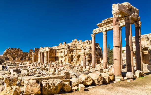 großer hof des jupiter-tempels in baalbek, libanon - the great court stock-fotos und bilder