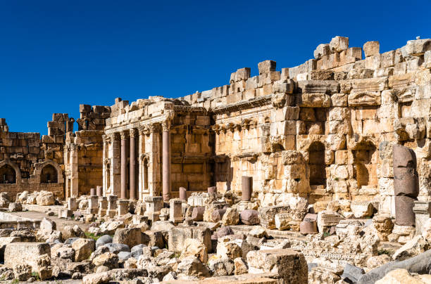 большой придворный храм юпитера в баальбеке, ливан - the great court стоковые фото и изображения