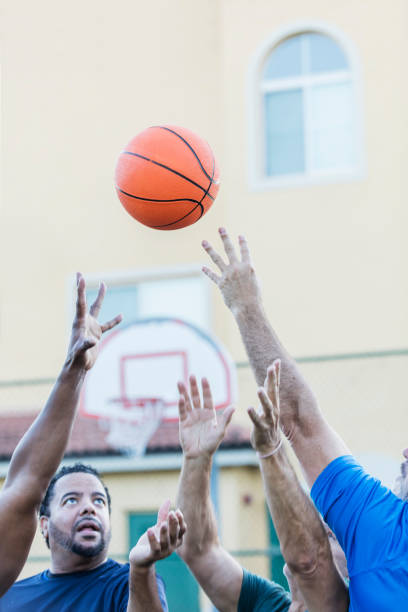 афро-американский человек и друзья достижения для баскетбола - basketball sport human hand reaching стоковые фото и изображения