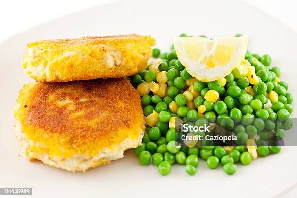 Fishcakes Foto de stock y más banco de imágenes de Alimento - Alimento, Blanco - Color, Cena