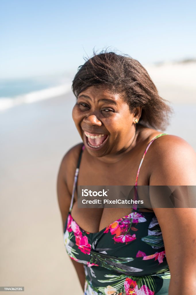 Người Phụ Nữ Trẻ Châu Phi Mỉm Cười Hạnh Phúc Trên Bãi Biển Hình ảnh Sẵn có  - Tải xuống Hình ảnh Ngay bây giờ - iStock