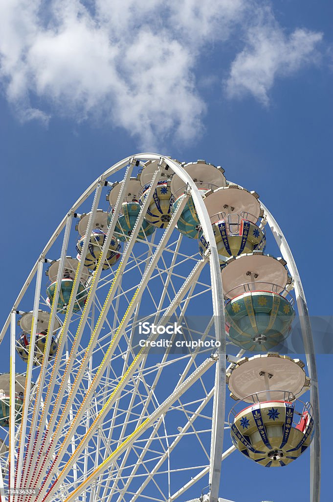 Riesenrad vor einem strahlend blauen Himmel und weiße Wolken - Lizenzfrei Abheben - Aktivität Stock-Foto