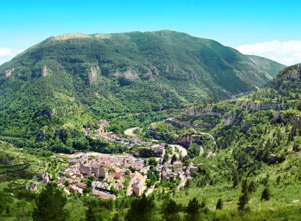 The village is built on the banks of the Tarn, at the bottom of the valley dug between the trays of Causses.
It is ranked among the most beautiful villages in France.
The architecture of Sainte-Enimie denotes as much a strong history as a perfect adaptation to its limestone environment.