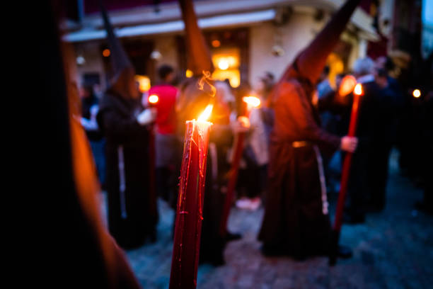 bußprozession auf der straße während der karwoche in sevilla - penitente people stock-fotos und bilder