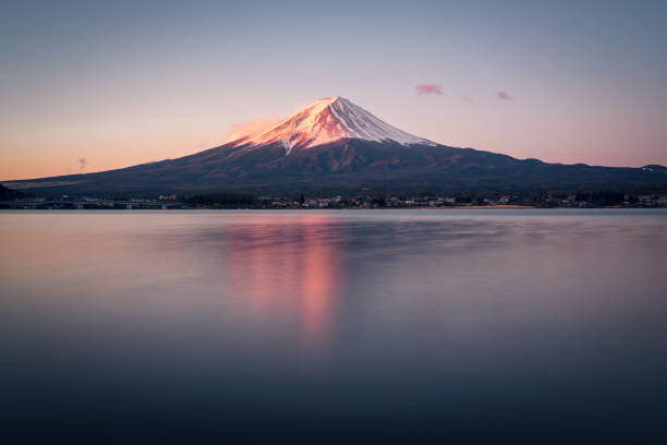 monte fuji all'alba - lago kawaguchi foto e immagini stock