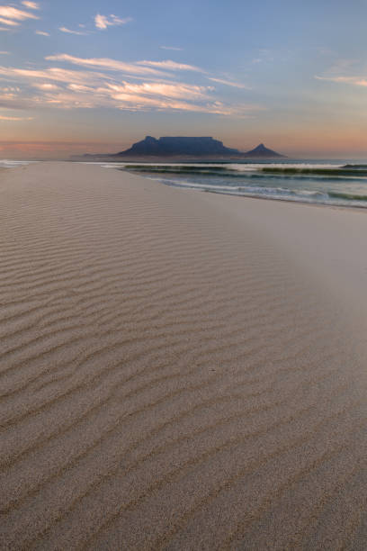 テーブルマウンテンデューンサンライズ - cape town south africa sand dune beach ストックフォトと画像