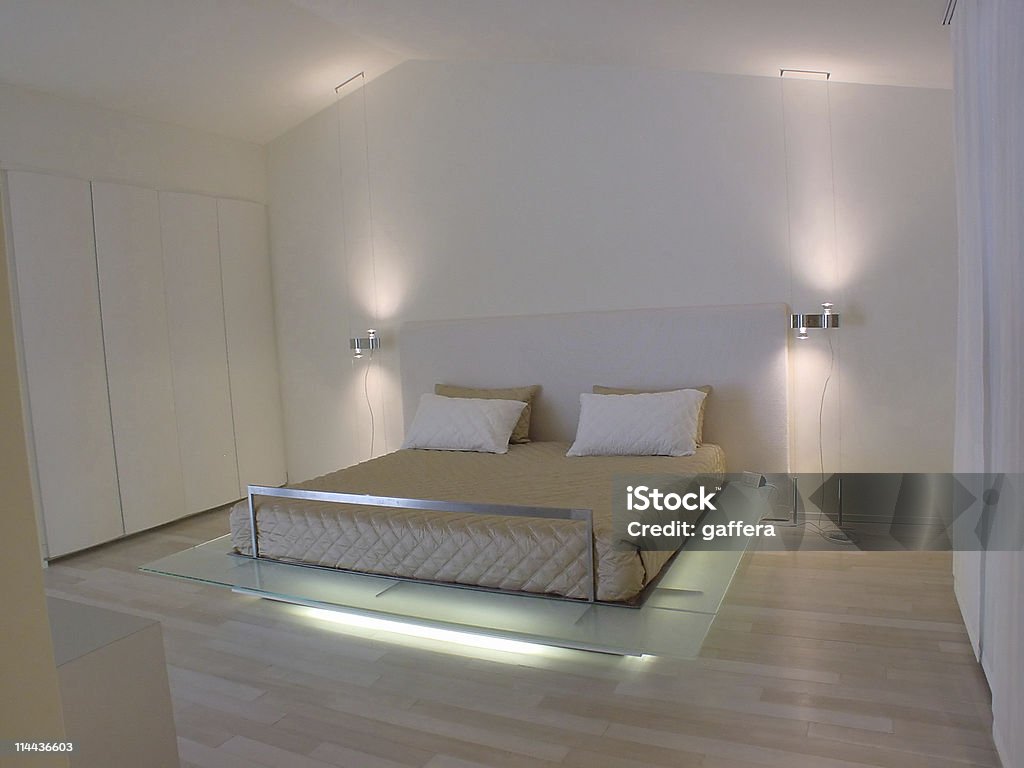 Moderna camera da letto master - Foto stock royalty-free di Albergo di lusso