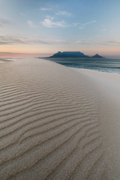 テーブルマウンテンデューンサンライズ - cape town south africa sand dune beach ストックフォトと画像