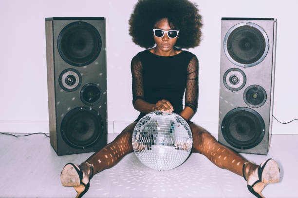 afrikanische frau in schwarzem kleid und sonnenbrille hält disco-kugel - lautsprecherbox fotos stock-fotos und bilder