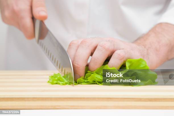 Man Schneidet Grüne Salatblätter Mit Großem Messer Auf Holzbrett Closeup Frontansicht Stockfoto und mehr Bilder von Geschreddert