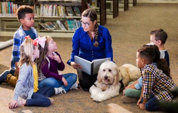 istock Children in library with reading assistance dog 1144372569