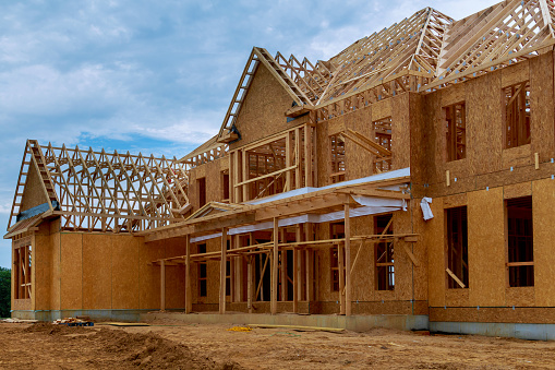 Nueva construcción de la casa de construcción de vigas enmarcado el suelo photo