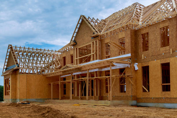 a construção nova da casa da construção do feixe moldou a terra acima - construction frame construction house wood - fotografias e filmes do acervo