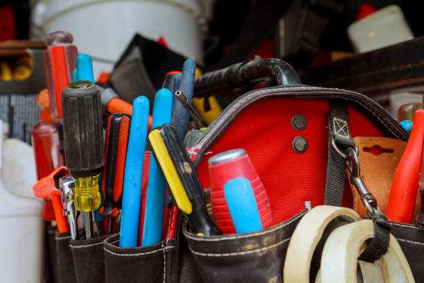 handwerkzeuge in werkzeugtasche in zubehör eingebaut - hand tool toolbox group of objects work tool stock-fotos und bilder