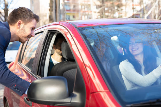 hombre pidiendo un paseo - car pooling fotografías e imágenes de stock