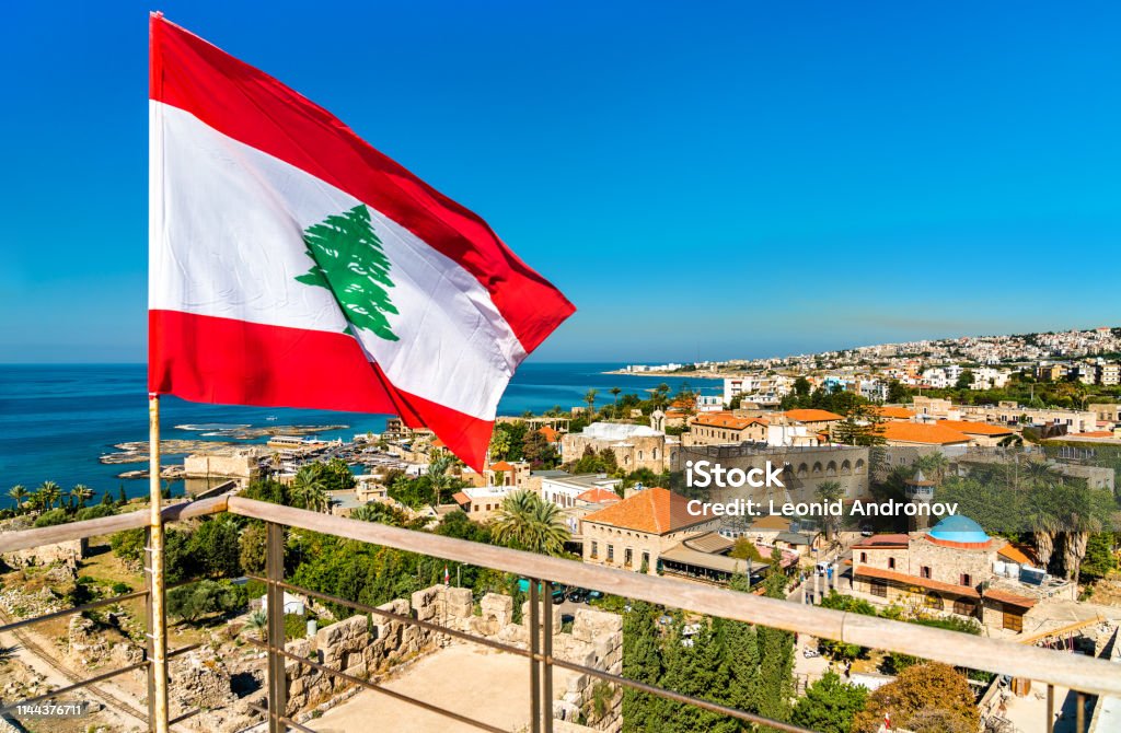 比布洛斯城堡的黎巴嫩國旗 - 免版稅黎巴嫩 - 國家圖庫照片