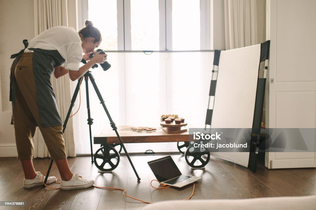 Blogueur alimentaire professionnel en action - Photo de Photographe libre de droits