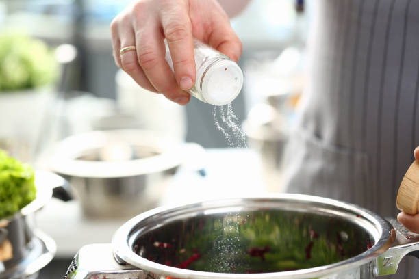 マンハンドホールド中世ソルトスープ cloceup - salt shaker salt table food ストックフォトと画像
