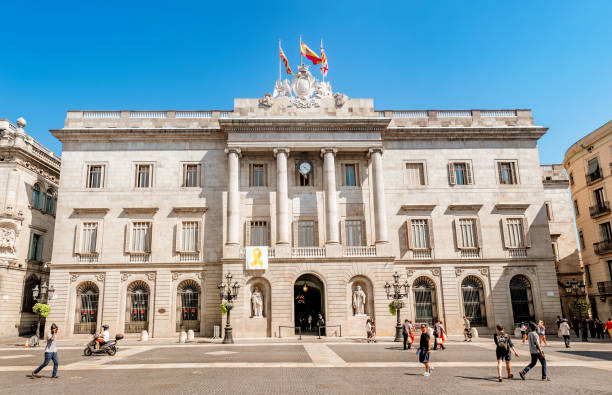 l'edificio dell'ajuntament del municipio di barcellona si trova nel centro storico - euro symbol caucasian europe european culture foto e immagini stock