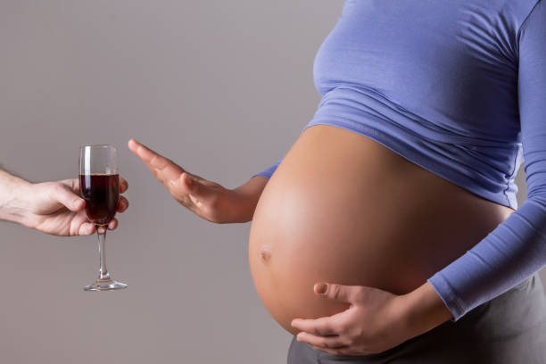 donna incinta che rifiuta il vino - abdomen addiction adult alcohol foto e immagini stock