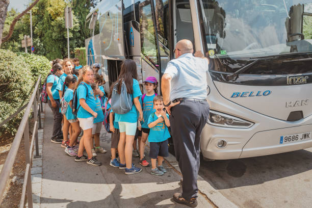 grupo de niños felices en una excursión escolar cerca del autobús - autobus escolar españa fotografías e imágenes de stock
