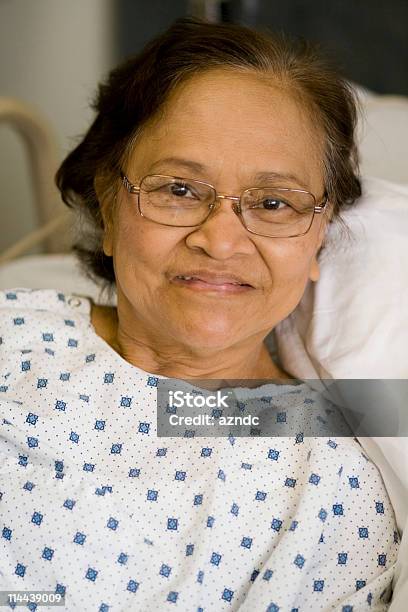 Saudável Doente - Fotografias de stock e mais imagens de Roupa de Hospital - Roupa de Hospital, Paciente, Antigo