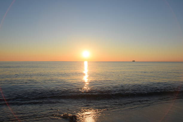 tramonto all'alba e mare nell'isola corsa - islande foto e immagini stock