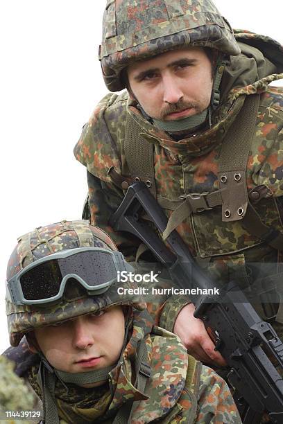 Retrato De Dos Equipadas Soldados Foto de stock y más banco de imágenes de 20 a 29 años - 20 a 29 años, Accesorio de cabeza, Adulto