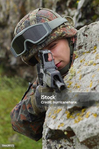 Foto de Soldado Com O Rifle Automático Alvo e mais fotos de stock de 20 Anos - 20 Anos, Adulto, Alvo