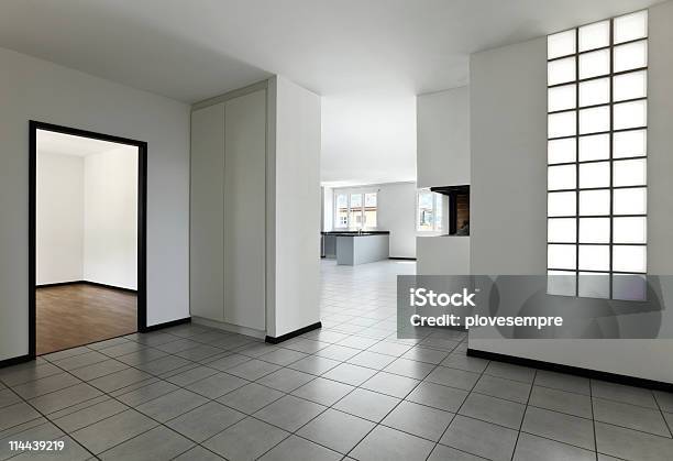 Nowe Mieszkanie Pusty Pokój Z Białe Podłoga Z Płytek - zdjęcia stockowe i więcej obrazów Architektura